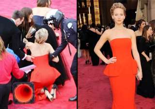 oscars 2014 jennifer lawrence trips again on the... oscars 2014 jennifer lawrence trips again on the...