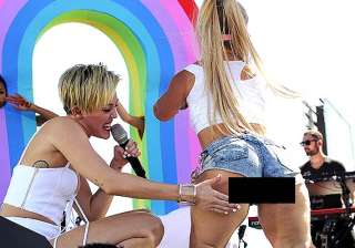 miley cyrus defends use of short people see pics... miley cyrus defends use of short people see pics...
