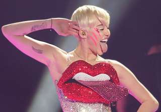 parton supports miley s wild behaviour - India TV parton supports miley s wild behaviour - India TV