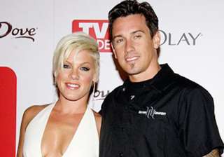 singer pink proud of her husband - India TV singer pink proud of her husband - India TV