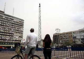 israeli attempts world record by standing on 89... israeli attempts world record by standing on 89...