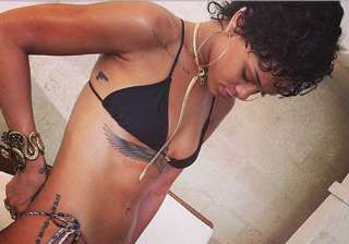 rihanna posts her close up pics - India TV rihanna posts her close up pics - India TV
