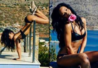 rihanna twerks in greece view pics - India TV rihanna twerks in greece view pics - India TV