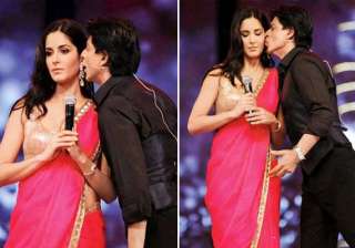 shah rukh plants a kiss on kat s cheeks - India TV shah rukh plants a kiss on kat s cheeks - India TV