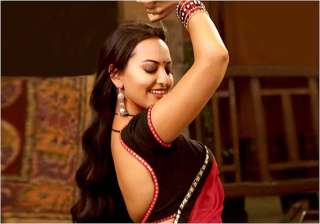 sonakshi does the thumkas in rowdy rathore -... sonakshi does the thumkas in rowdy rathore -...