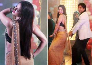 hot sunny leone dons sari and performs baby doll... hot sunny leone dons sari and performs baby doll...