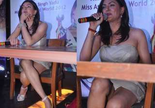 sushmita suffers wardrobe malfunction - India TV sushmita suffers wardrobe malfunction - India TV