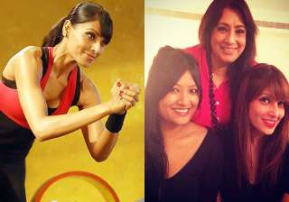 bipasha basu coaxes her mother and sister to... bipasha basu coaxes her mother and sister to...