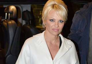 pamela anderson doesn t feel pretty enough to... pamela anderson doesn t feel pretty enough to...