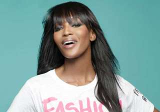 naomi campbell practices yoga on yacht - India TV naomi campbell practices yoga on yacht - India TV