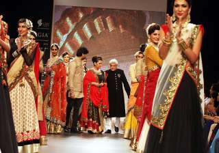 shabana javed get lovey dovey at iijw - India TV shabana javed get lovey dovey at iijw - India TV