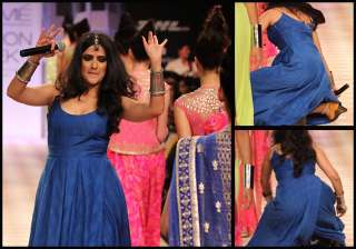 singer sona mohapatra trips on ramp at lfw 2013... singer sona mohapatra trips on ramp at lfw 2013...