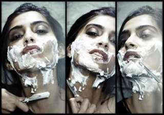 huh is that sonam kapoor shaving her face see... huh is that sonam kapoor shaving her face see...