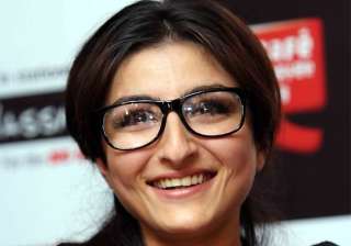 wifw aw 2014 soha felicitates young designer... wifw aw 2014 soha felicitates young designer...