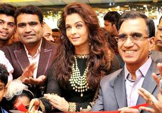 aishwarya rai looks ravishing launches jewellery... aishwarya rai looks ravishing launches jewellery...