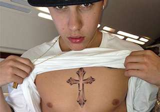 strange justin beiber gets his new tattoo inked... strange justin beiber gets his new tattoo inked...