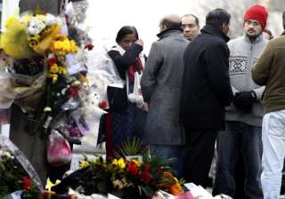 weeping parents of anuj bidve pay emotional visit... weeping parents of anuj bidve pay emotional visit...