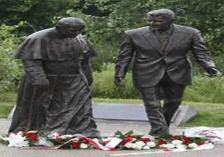 arm cut off of reagan statue in poland - India TV arm cut off of reagan statue in poland - India TV