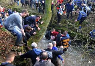 bizarre game brings english town to standstill -... bizarre game brings english town to standstill -...