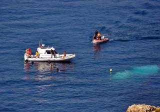 over 100 rescued after boat sinks in indian ocean... over 100 rescued after boat sinks in indian ocean...