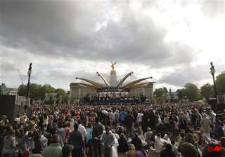 crowds cheer queen on last day of jubilee - India... crowds cheer queen on last day of jubilee - India...