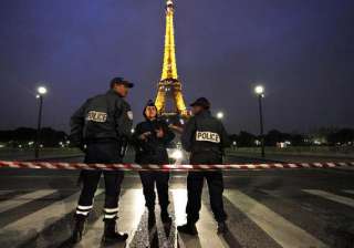 eiffel tower evacuated after threat call - India... eiffel tower evacuated after threat call - India...
