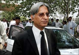 gilani picks aitzaz ahsan to represent him in sc... gilani picks aitzaz ahsan to represent him in sc...