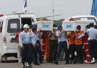 indonesian divers recover 6 more bodies from... indonesian divers recover 6 more bodies from...