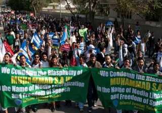 photographer shot at pakistan anti charlie hebdo... photographer shot at pakistan anti charlie hebdo...