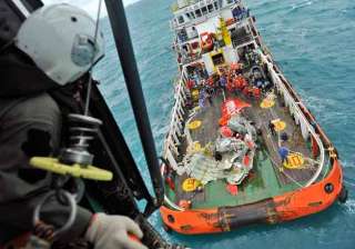 divers examine airasia jet fuselage search for... divers examine airasia jet fuselage search for...