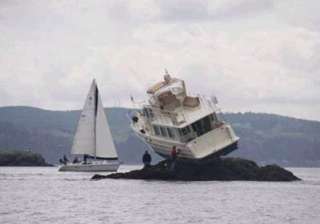 boat gets stuck on rocks near washington - India... boat gets stuck on rocks near washington - India...