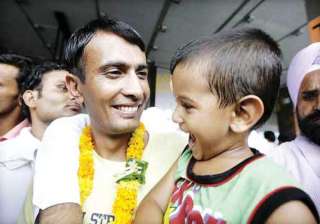 indian among 11 sailors held by somali pirates... indian among 11 sailors held by somali pirates...