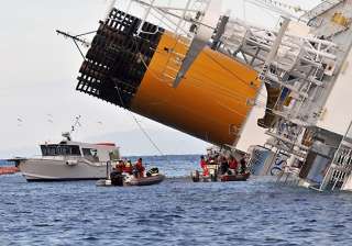 italy cruise wreck rescue halted captain under... italy cruise wreck rescue halted captain under...