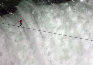 nik dares to break record walks across niagara... nik dares to break record walks across niagara...