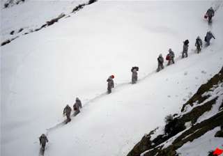 pakistani rescuers resume search for 135 buried... pakistani rescuers resume search for 135 buried...