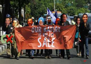 protesters display mock 1 trillion us dollar bill... protesters display mock 1 trillion us dollar bill...