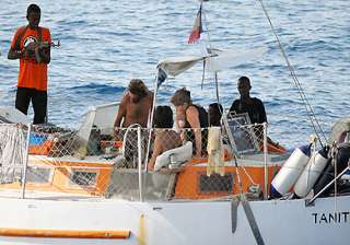 somali pirates move us hostage after seal raid -... somali pirates move us hostage after seal raid -...