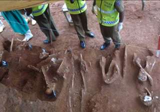 sri lankan family finds mass grave in garden in... sri lankan family finds mass grave in garden in...