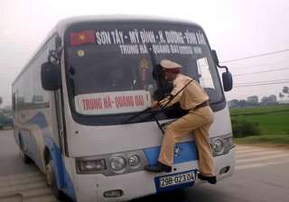 vietnamese traffic cop risks life to challan bus... vietnamese traffic cop risks life to challan bus...