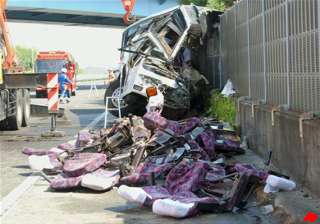 7 killed as bus crashes on way to tokyo... 7 killed as bus crashes on way to tokyo...