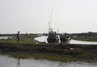4 die 7 go missing as boat capsizes near indo... 4 die 7 go missing as boat capsizes near indo...
