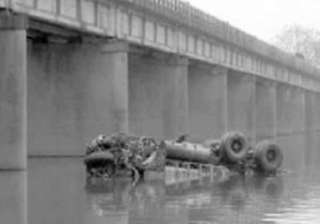 20 missing after truck plunges into up river -... 20 missing after truck plunges into up river -...