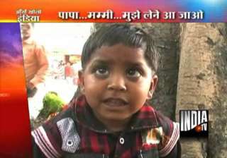 abandoned toddler s eyes searching parents -... abandoned toddler s eyes searching parents -...