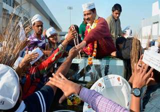 gujarat police stops kejriwal s roadshow for... gujarat police stops kejriwal s roadshow for...