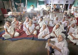 bengali widows from vrindavan return to kolkata... bengali widows from vrindavan return to kolkata...