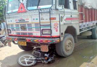 biker dead after collision with truck - India TV biker dead after collision with truck - India TV