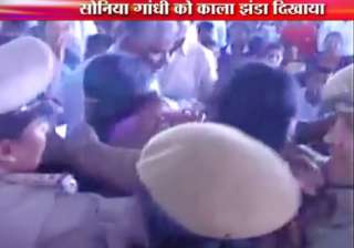 black flag shown to sonia in karnataka - India TV black flag shown to sonia in karnataka - India TV