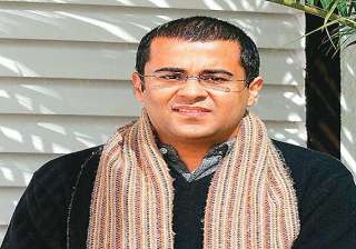 chetan bhagat deletes tweet on rupee after using... chetan bhagat deletes tweet on rupee after using...