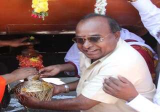 cong admits ex bjp minister krishnaiah shetty... cong admits ex bjp minister krishnaiah shetty...