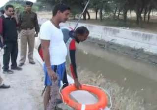 divers recover bhanwari s wristwatch bone pieces... divers recover bhanwari s wristwatch bone pieces...